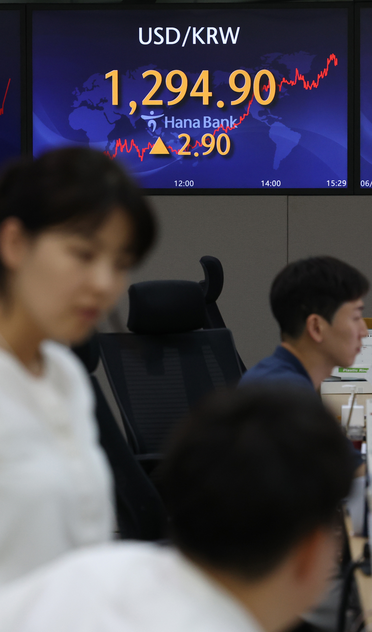 An electronic board showing the Korea Composite Stock Price Index at a dealing room of the Hana Bank headquarters in Seoul on Thursday (Yonhap)