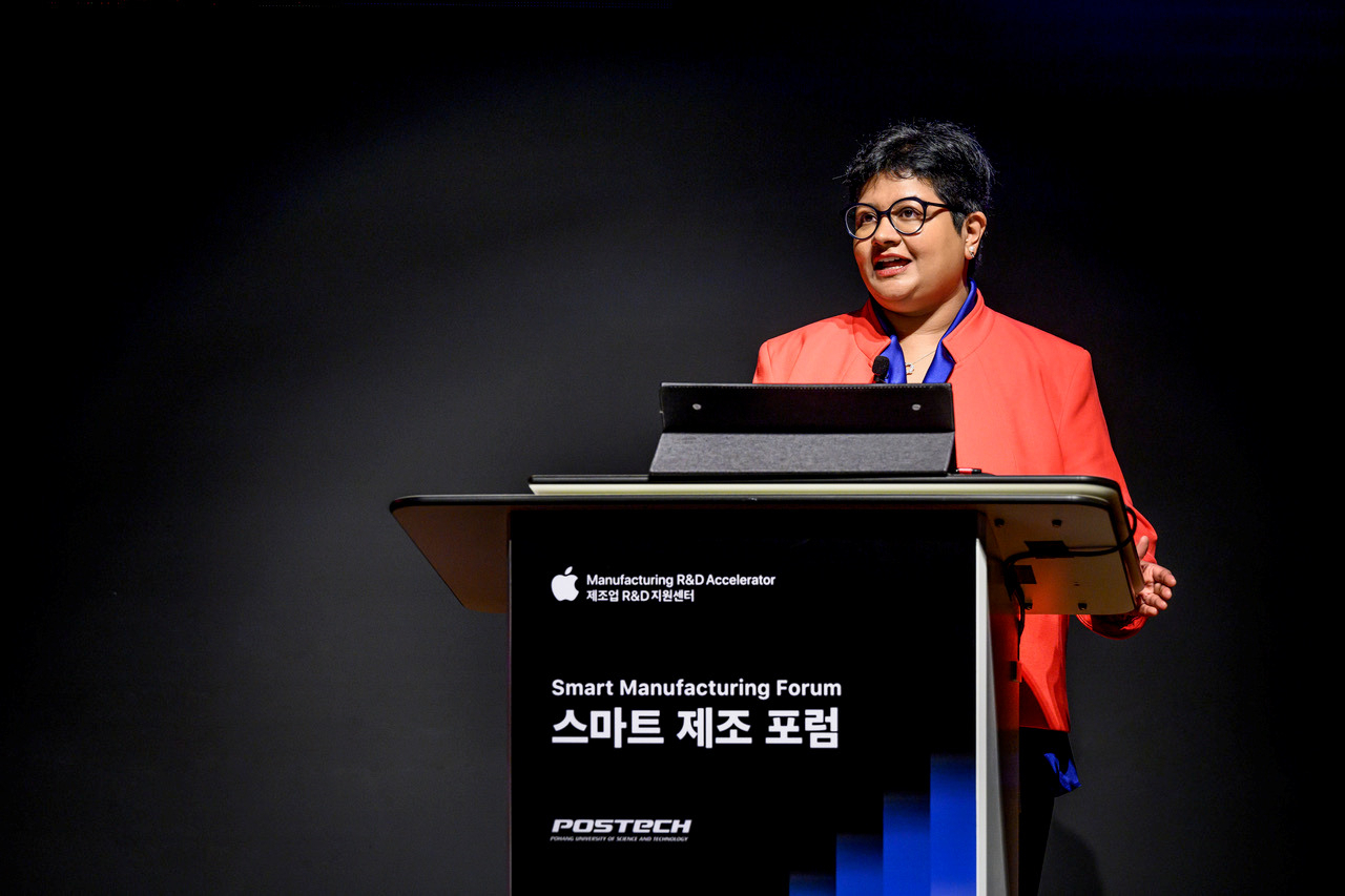 Apple's Vice President of Operations Priya Balasubramaniam delivers a keynote speech at Smart Manufacturing Forum at Postech in Pohang, North Gyeongsang Province, in this photo provided by Apple Korea on Friday. (Apple Korea)