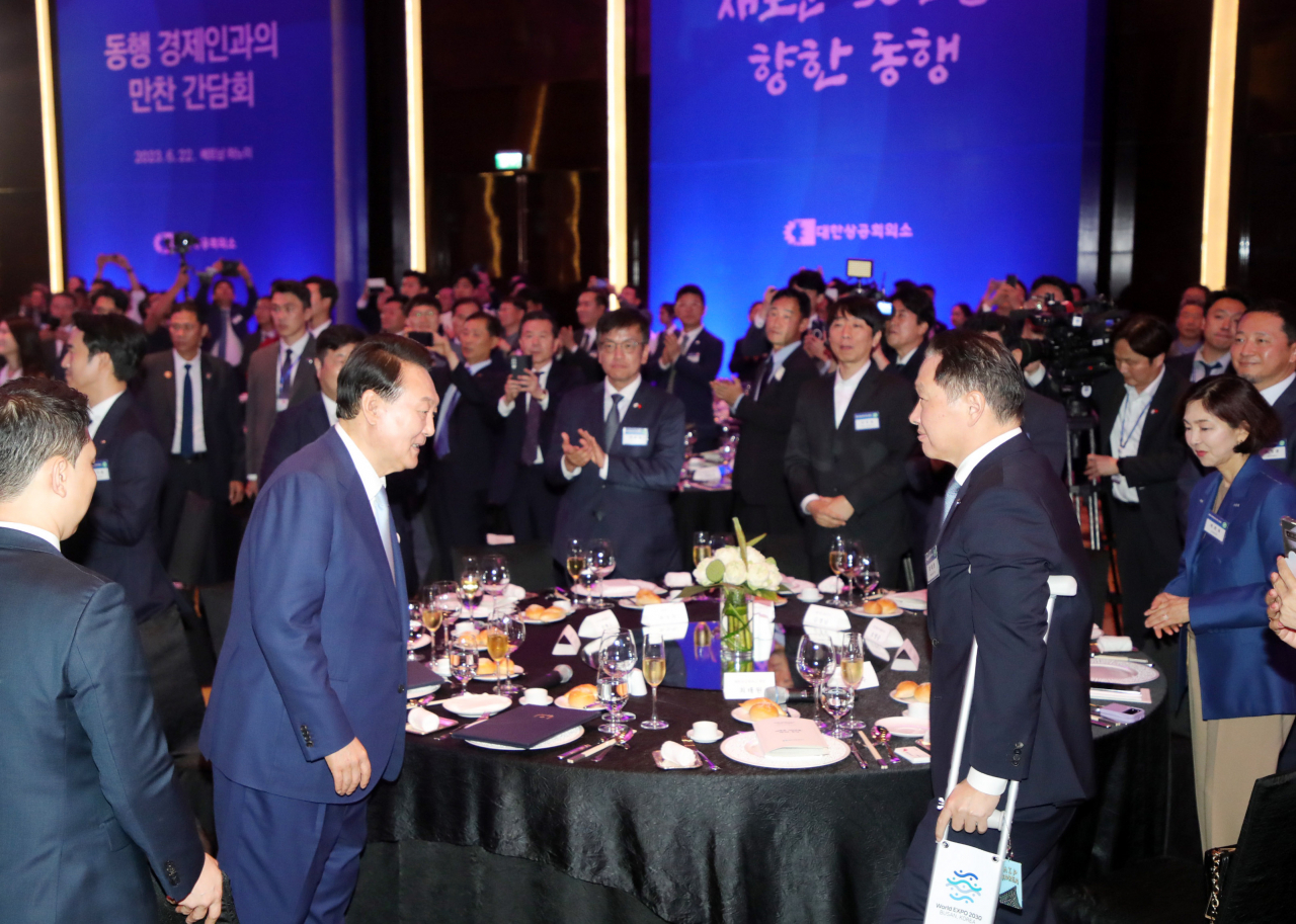 South Korean President Yoon Suk Yeol greets business leaders at a banquet for his economic delegation in Hanoi, Vietnam, on Thursday. (Yonhap)