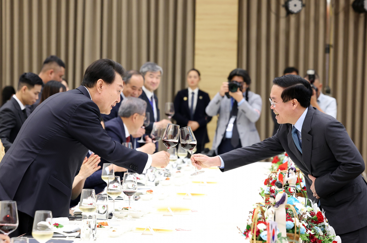 President Yoon Suk Yeol, who is on a state visit to Vietnam, toasts Vietnamese President Vo Van Thuong at a state dinner held at the Hanoi International Convention Center on Friday. (Yonhap)