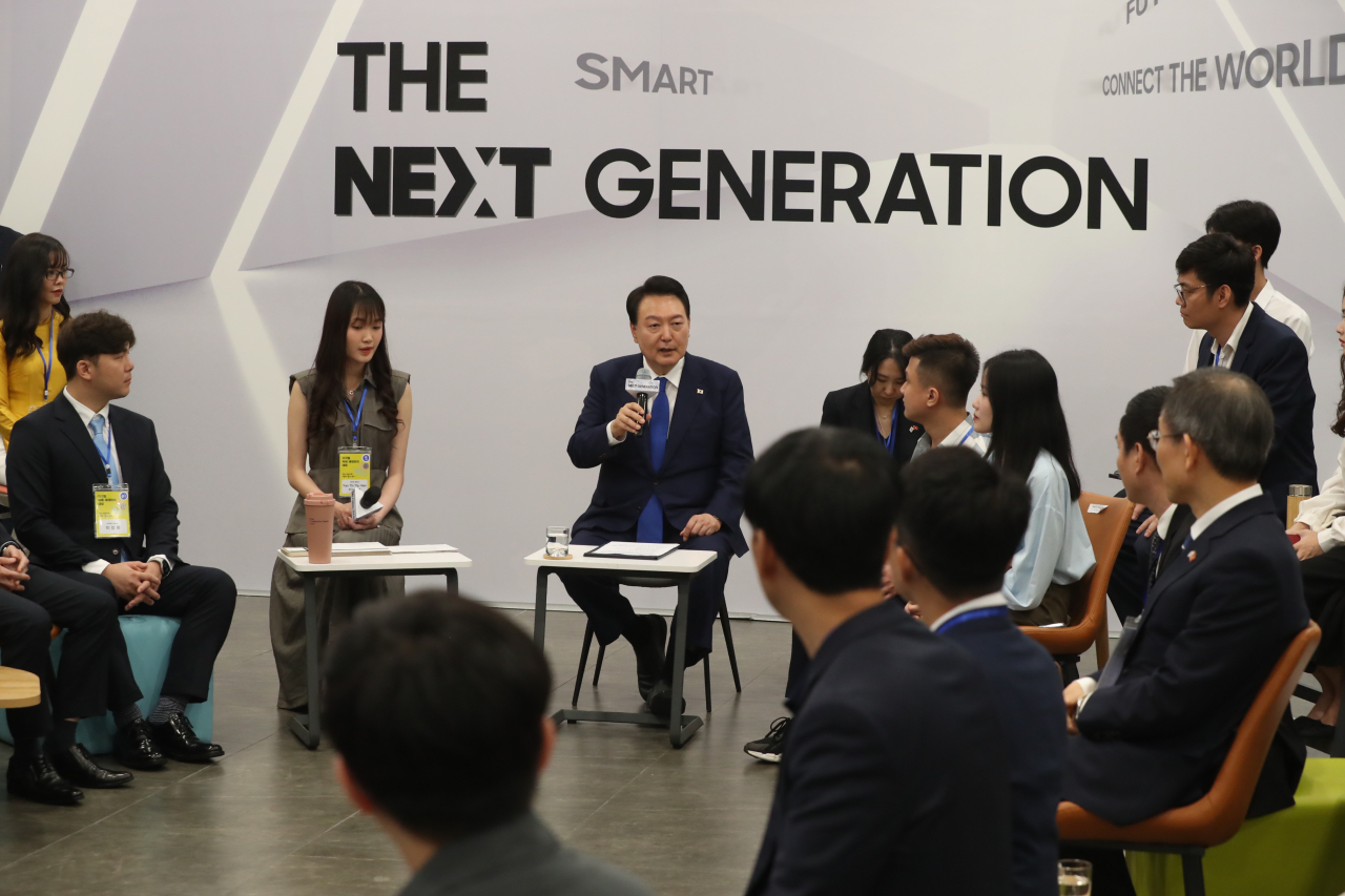 President Yoon Suk Yeol speaks at the digital future generation of Korea and Vietnam held at the Samsung Electronics R&D Center in Hanoi on Saturday. (Yonhap)