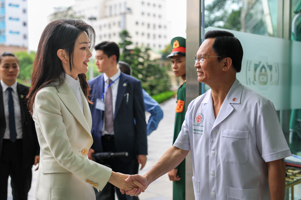 First Lady Kim Keon-hee meets an official from Smile for Children in Vietnam on Saturday. (Yonhap)