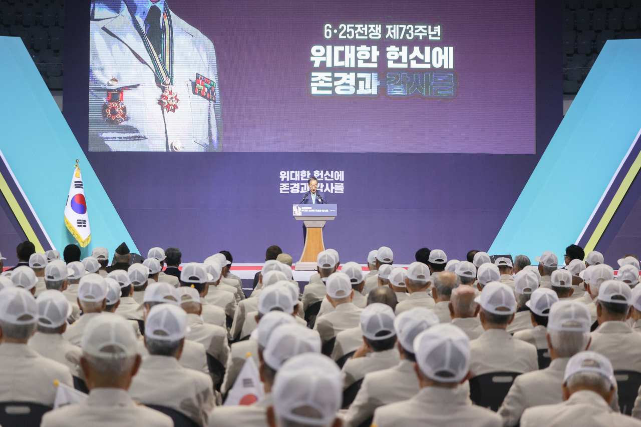 Prime Minister Han Duck-soo speaks at a national ceremony marking the start of the Korean War held on Sunday at the Jangchung Arena in Seoul. (Ministry of Patriots and Veterans Affairs)