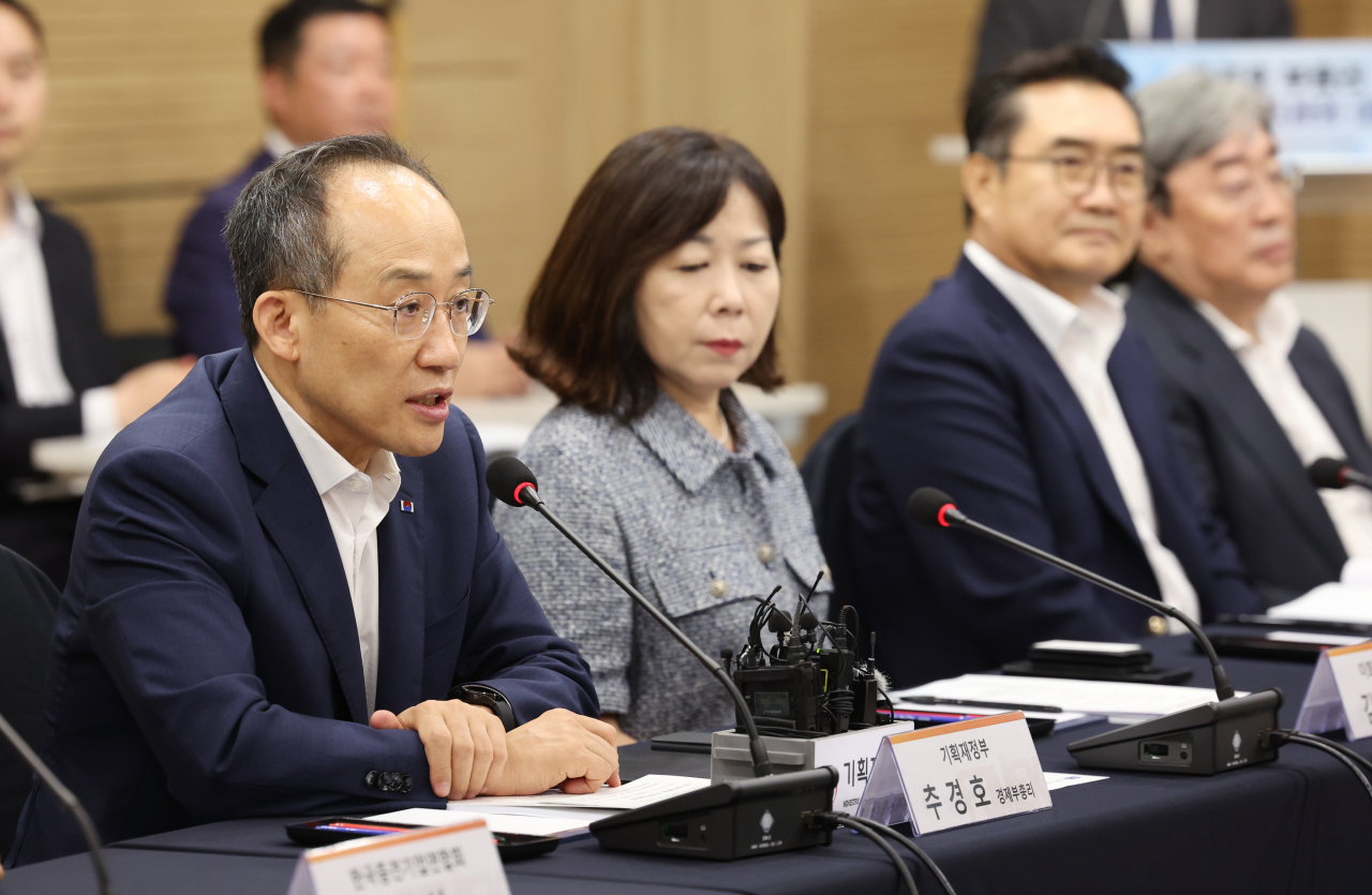Finance Minister Choo Kyung-ho (far left) speaks at a meeting held in Mapo-gu, western Seoul on Monday, discussing the economic outlook of Korea. (Yonhap)