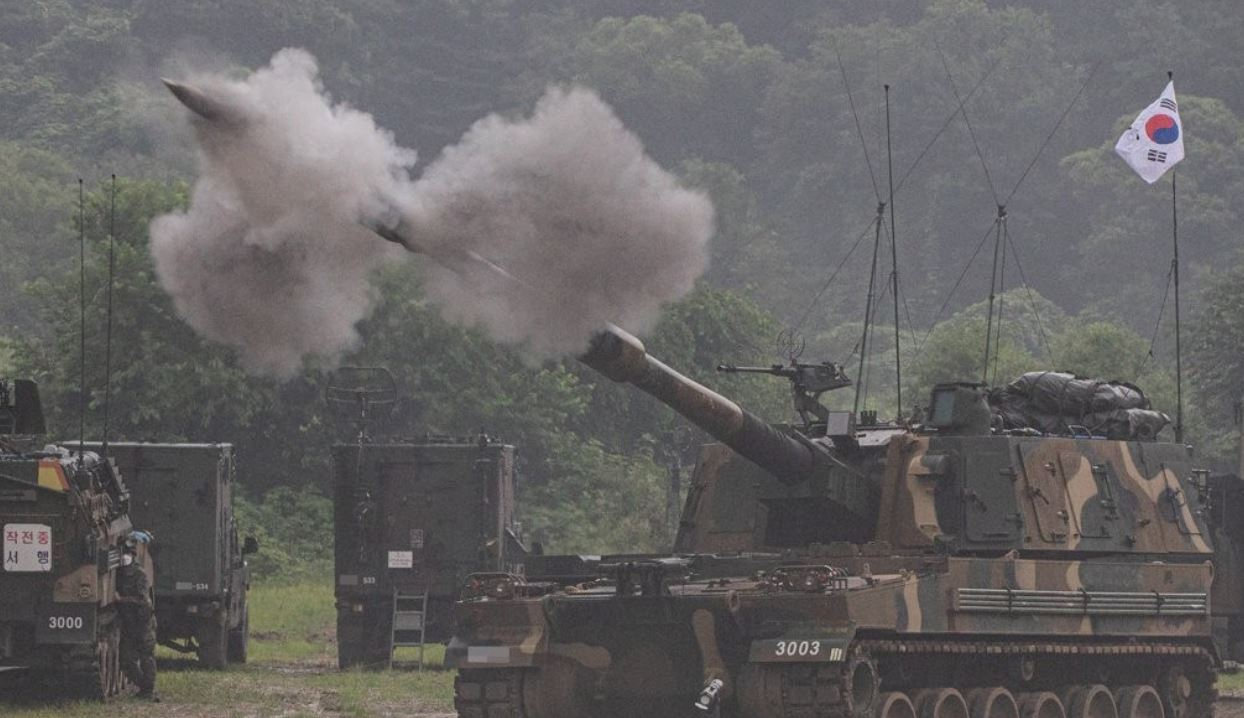 This file photo, taken Aug. 4, 2022, shows a K9 self-propelled howitzer firing a shell during an exercise at a training field in Paju, 37 kilometers north of Seoul. (Yonhap)