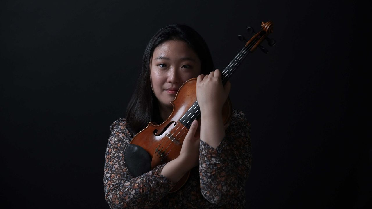 South Korean violinist Park Sueye poses for photos during an interview with The Korea Herald on May 18 in Seoul. (Lee Sang-sub/The Korea Herald)
