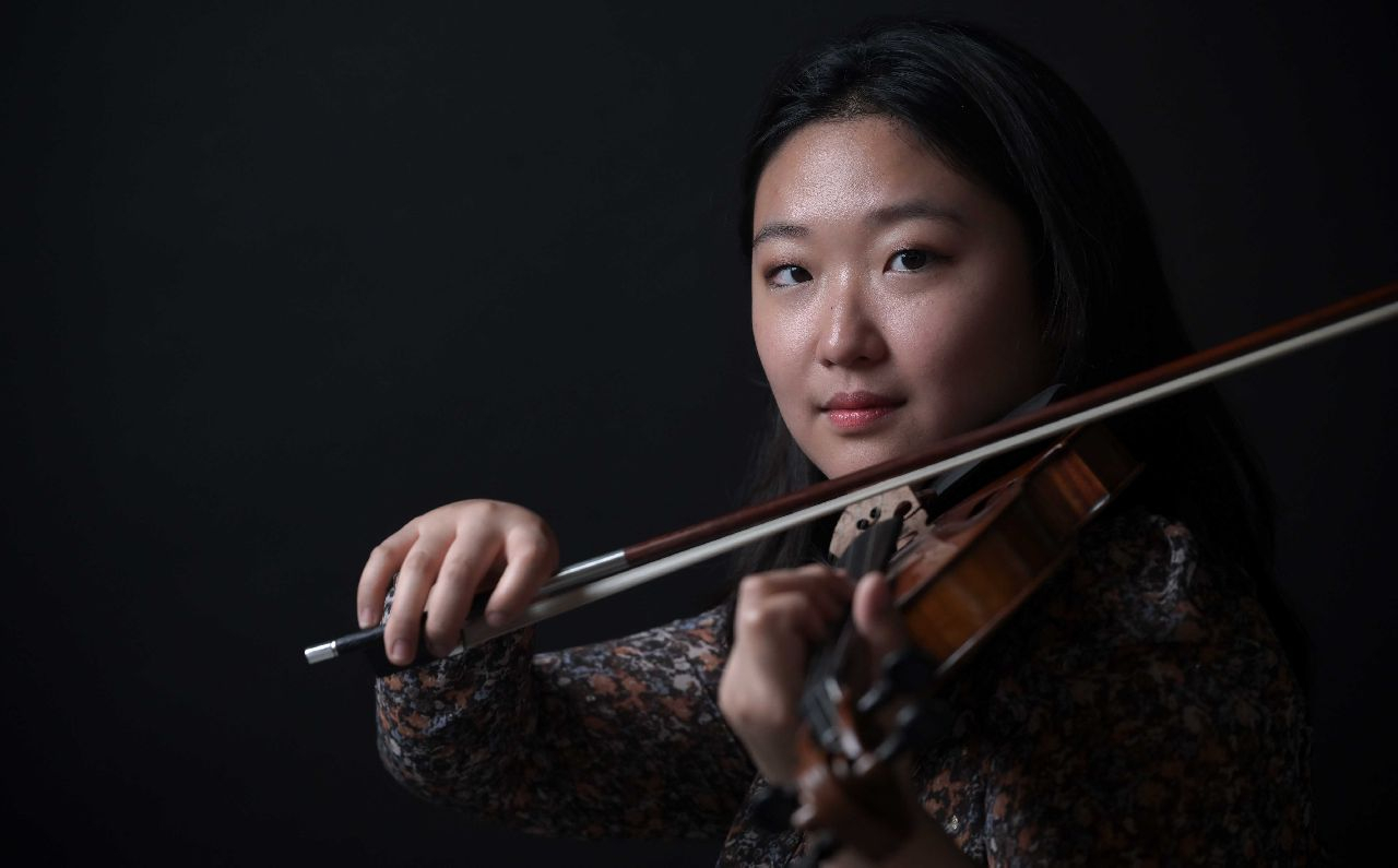 South Korean violinist Park Sueye poses for photos during an interview with The Korea Herald on May 18 in Seoul. (Lee Sang-sub/The Korea Herald)