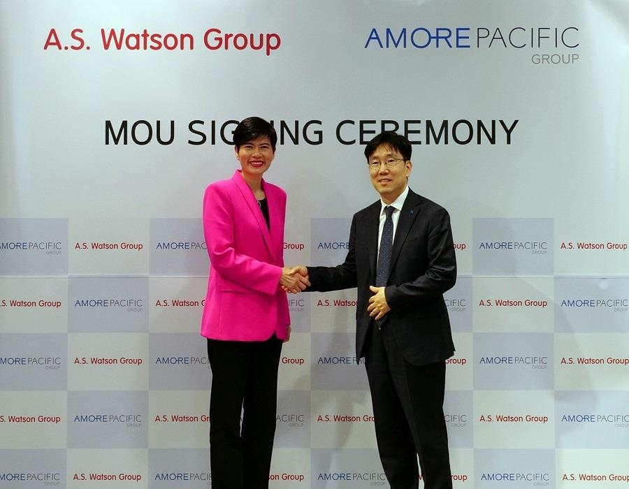 Amore Pacific Group CEO Lee Sang-mok (right) and Malina Ngai, CEO of A.S. Watson Group (Asia & Europe) pose for a photo at a memorandum of understanding signing ceremony at the Amore Pacific Group headquarters in central Seoul on Tuesday. (Amore Pacific Group)