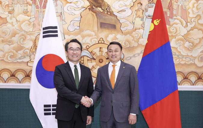 South Korea's Second Vice Foreign Minister Lee Do-hoon (left) and Mongolia's Chief Cabinet Secretary Dashzegve Amarbayasgalan at the seventh meeting of the South Korea-Mongolia Joint Committee in Ulaanbaatar on Monday (Foreign Ministry)