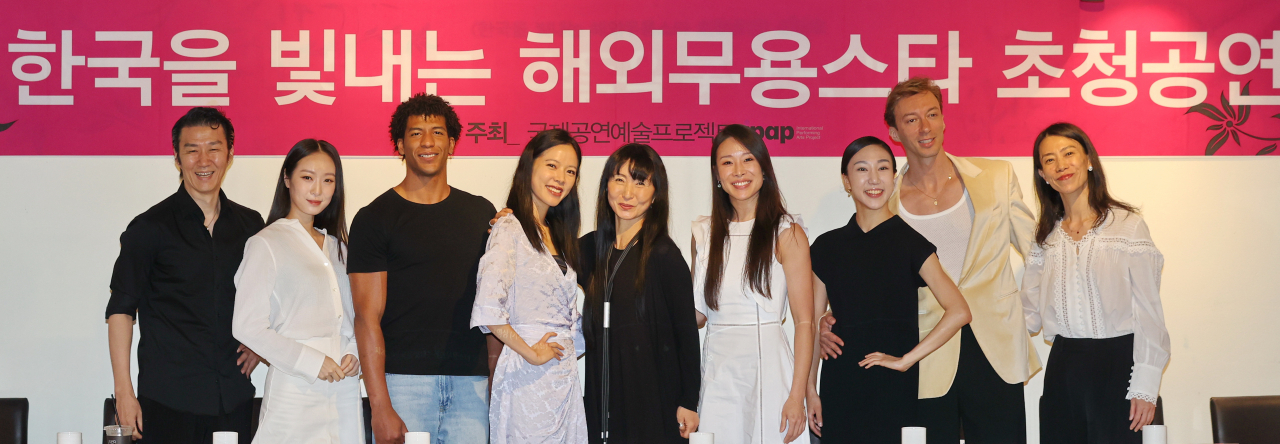 From left: Choreographer Kim Yong-geol, dancers Choi Soo-jin, Gian Carlo Perez Alvarez and Lee Eun-won, artistic director Hue Young-soon, dancers Kang Hyo-jung, Chae Ji-young and Marcos Menha and choreographer Jo Ju-hyun pose for a group photo during a press conference in Jung-gu, Seoul, Monday. (Yonhap)
