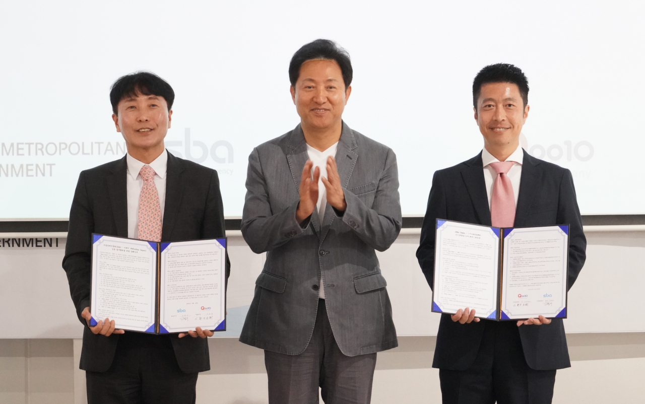 Seoul Mayor Oh Se-hoon (center) applauds in a photo taken at a signing ceremony between Seoul Business Agency and eBay Japan at Omotesando Museum in Tokyo, Monday. (Seoul Metropolitan Government)