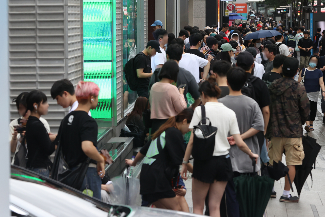 People wait in a long line to order at the Five Guys store in Gangnam-gu, Seoul, Monday. (Yonhap)