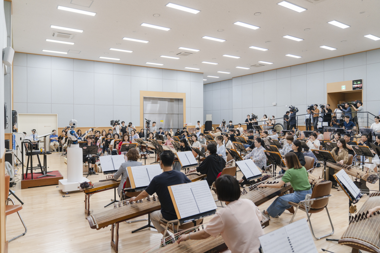 Robot conductor EveR 6 leads the Korean National Orchestra at a rehearsal at the National Theater of Korea in Jung-gu, Monday. (NToK)