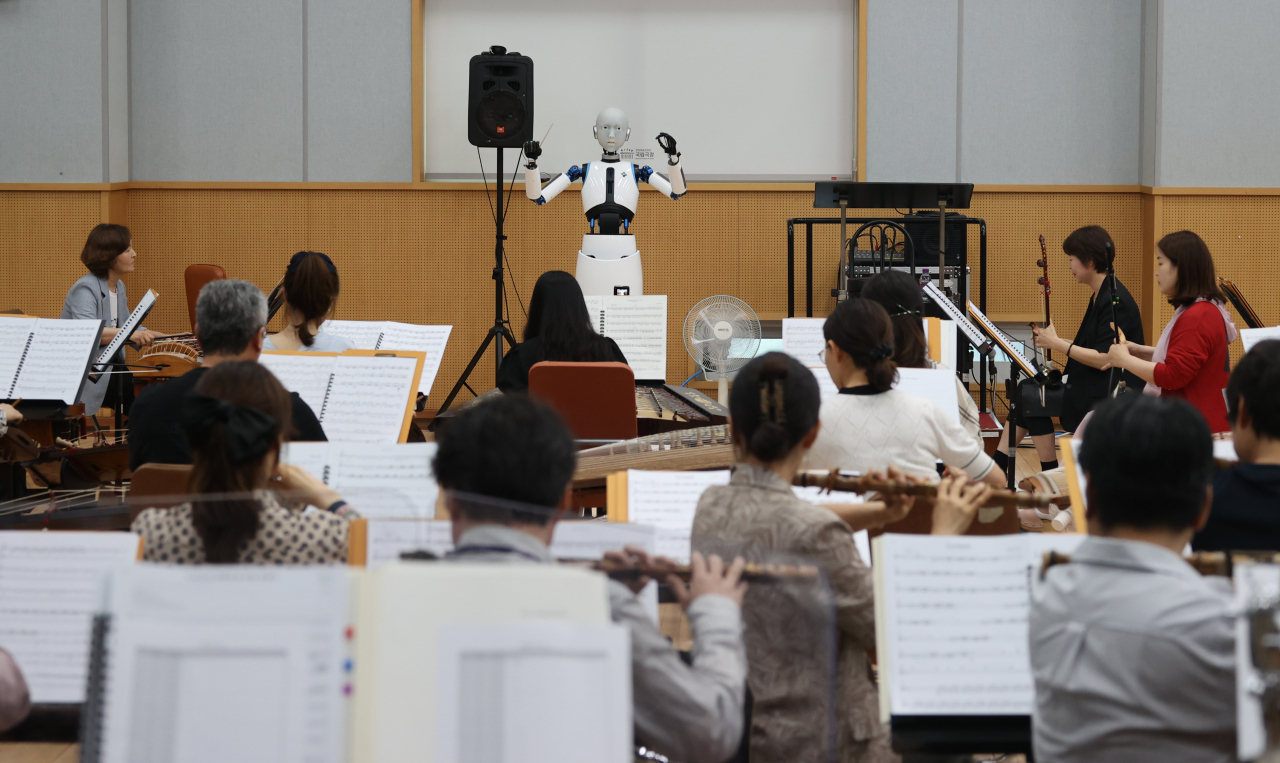 Robot conductor EveR6 leads the Korean National Orchestra at a rehearsal at the National Theater of Korea in Jung-gu, Monday. (Yonhap)