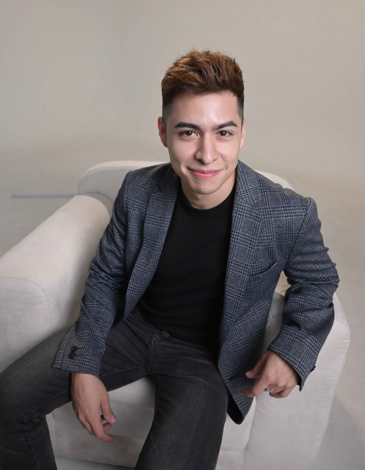 Mexican TV personality Christian Burgos poses for picture during a recent interview with The Korea Herald held at newspaper's headquarters in Seoul. (Lee Sang-sub/The Korea Herald)