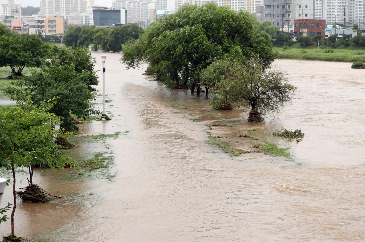 The Gwangju Stream in the southwestern city of Gwangju is flooded due to heavy rains on Wednesday. (Yonhap)