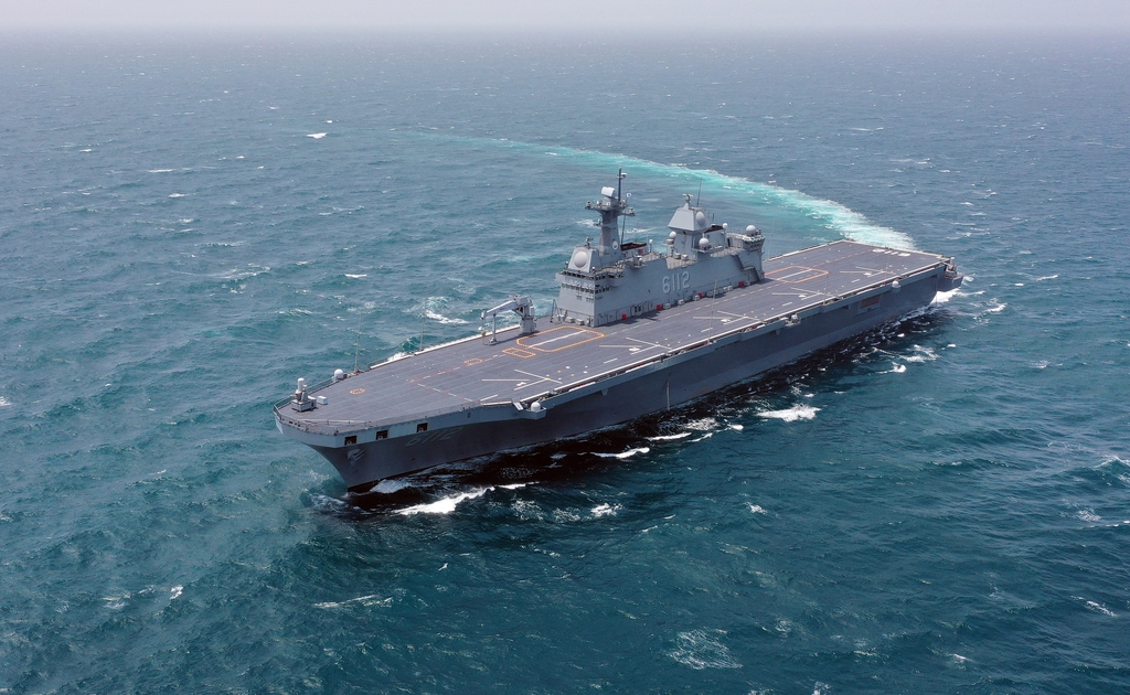 This photo shows the 14,500-ton ROKS Marado amphibious landing ship in operation. (The Navy)