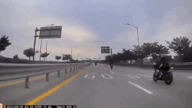 A motorcycle skids, crashes and explodes while its driver attempts to ride on one wheel on a public road in Pyeongtaek, Gyeonggi Province, Sunday. (Online community Bike Gallery)