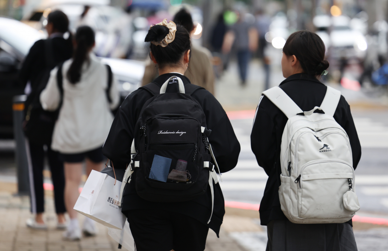 Two students walk in Daechi-dong in Seoul’s Gangnam-gu. (Yonhap)