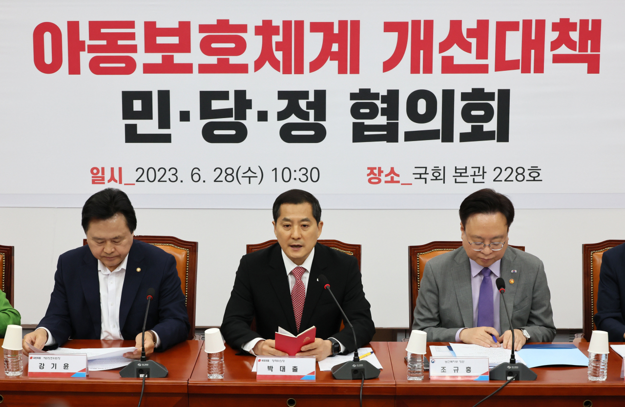 Rep. Park Dae-chul, the head of the ruling People Power Party policy committee, (center) speaks during a meeting with government officials on Wednesday. (Yonhap)