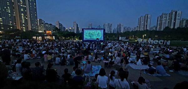 Outdoor screening at Bucheon Central park last year. (Bucheon City hall)