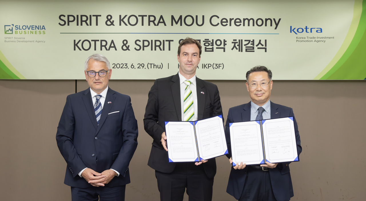 This photo shows the ceremony to sign a memorandum of understanding between KOTRA and Slovenia's SPIRIT Slovenia Business Development Agency in Seoul on Thursday. (Korea Trade-Investment Promotion Agency)