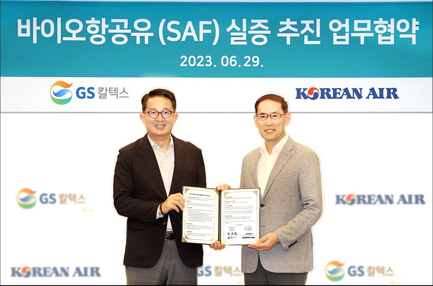 GS Caltex Executive Vice President Kim Chang-soo (left) and Korean Air Senior Vice President for Procurement Cho Seong-bae pose for a photo after signing a memorandum of understanding on testing sustainable aviation fuel in Seoul, Thursday. (GS Caltex)