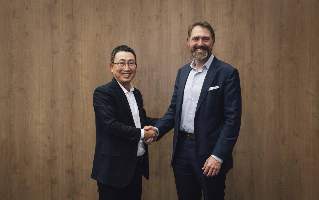 SK Telecom CEO Ryu Young-sang (left) shakes hand with Joby Aviation founder and CEO JoeBen Bevirt after their meeting held on the sidelines of the Consumer Electronics Show 2023 held in Las Vegas in January. (SK Telecom)