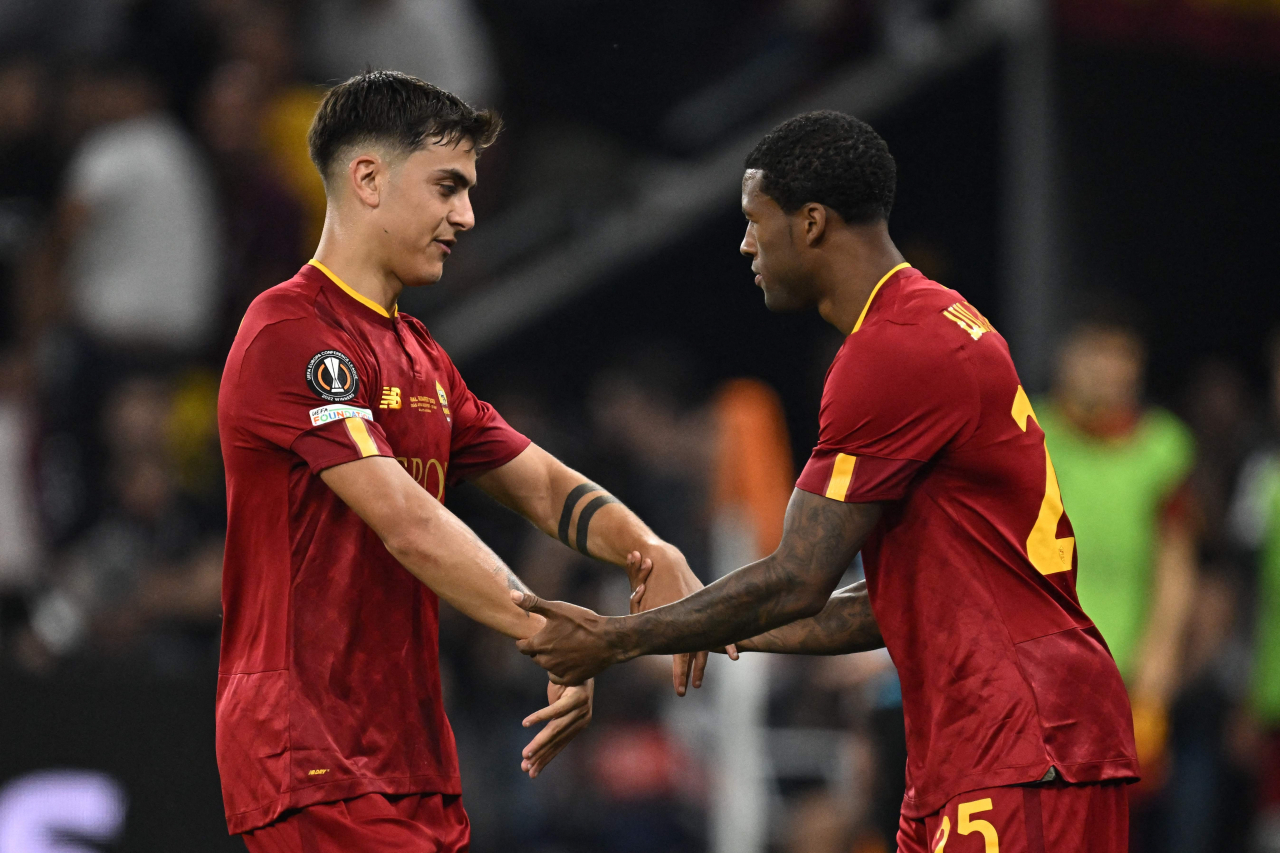 AS Roma’s Dutch midfielder Georginio Wijnaldum (R) comes on for AS Roma’s Argentinian forward Paulo Dybala during the UEFA Europa League final football match between Sevilla FC and AS Roma at the Puskas Arena in Budapest, Hungary on May 31, 2023. (AFP-Yonhap)