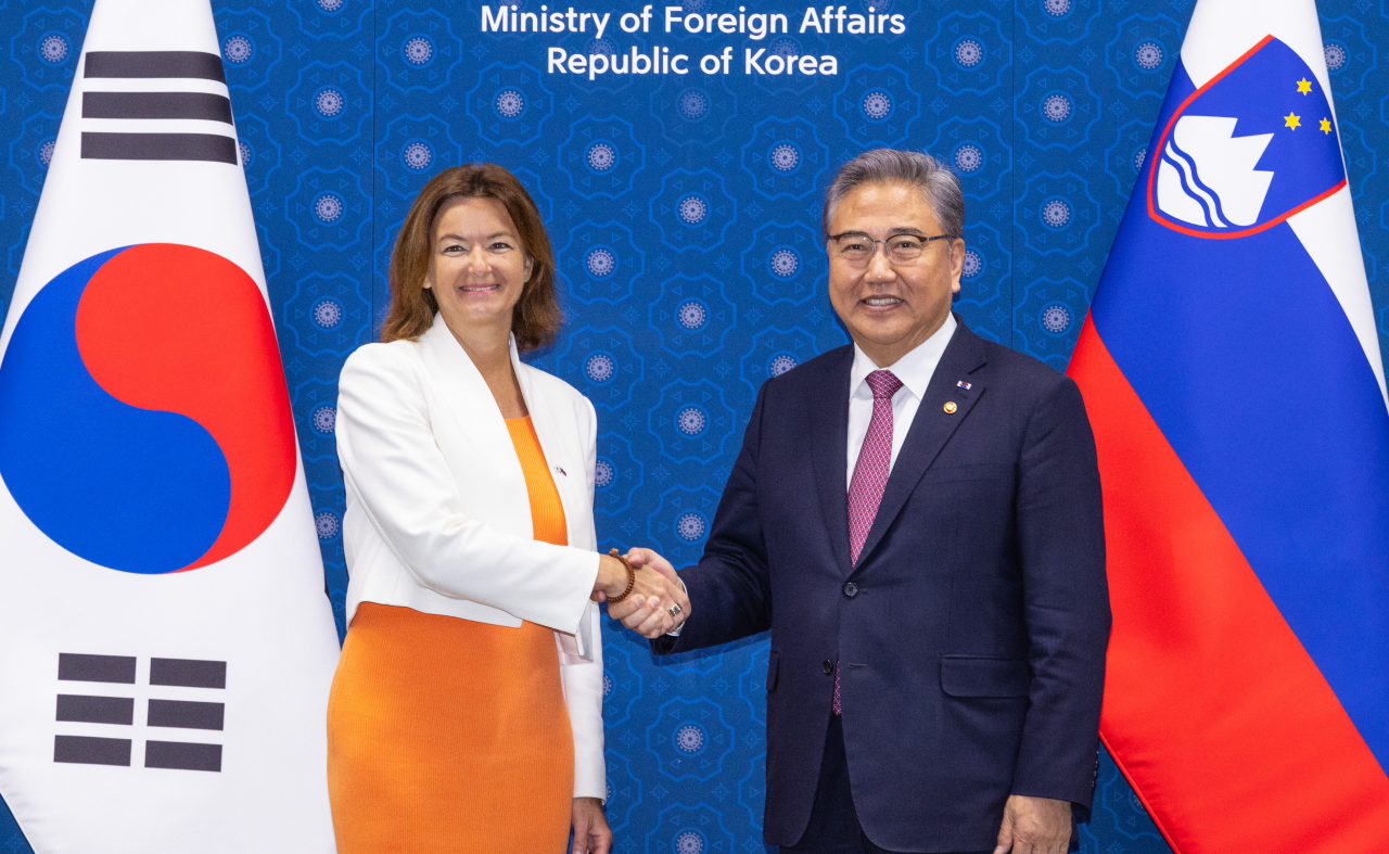 South Korean Foreign Minister Park Jin (R) poses for a photo with his Slovenian counterpart, Tanja Fajon, prior to their talks at the foreign ministry in Seoul on Friday. (Yonhap)