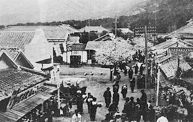 An undated picture of the old Oncheonjang streetcar station (Busan Metropolitan Government)