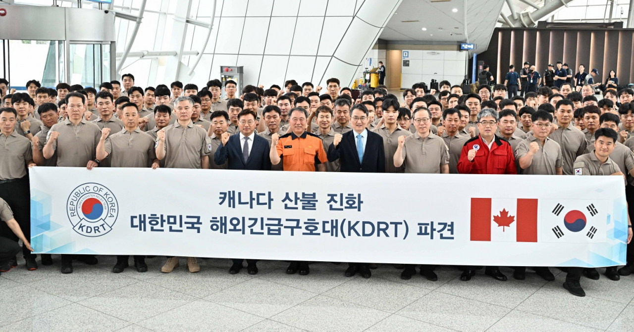 A 151-member South Korean disaster relief team leaves for Canada to help contain raging wildfires at Incheon International Airport on Sunday. (Ministry of Foreign Affairs)