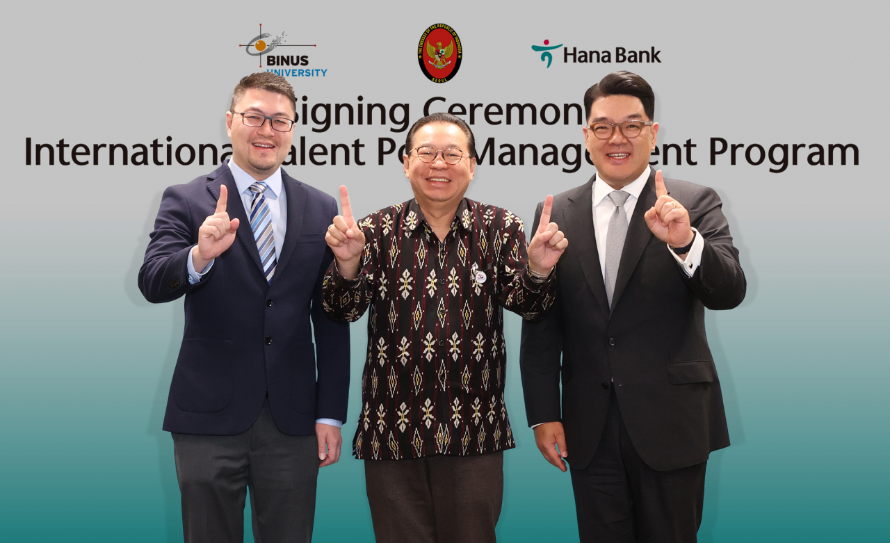 From left: George Wijaya, vice-rector of Indonesia’s Binus University, Indonesian Ambassador to South Korea Gandi Sulistiyanto, and Hana Financial Group Vice Chairman Lee Eun-hyung pose for a photo at a ceremony held at Hana’s headquarters in Seoul, Friday. (Hana Financial Group)
