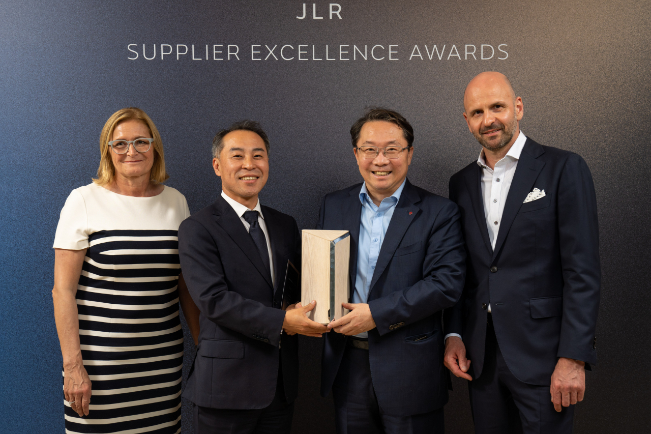 From left: Jaguar Land Rover Executive Director Barbara Bergmeier, Ju Won-rae, head of LG Innotek EU representative office, Yoo Byaeng-kuk, head of automotive components business unit at LG Innotek and Jaguar Land Rover Chief Procurement Officer Tobias Moch pose for a photo at JLR Supplier Excellence Awards ceremony, held at the UK carmaker’s headquarters in Gaydon, England, on May 30. (LG Innotek)
