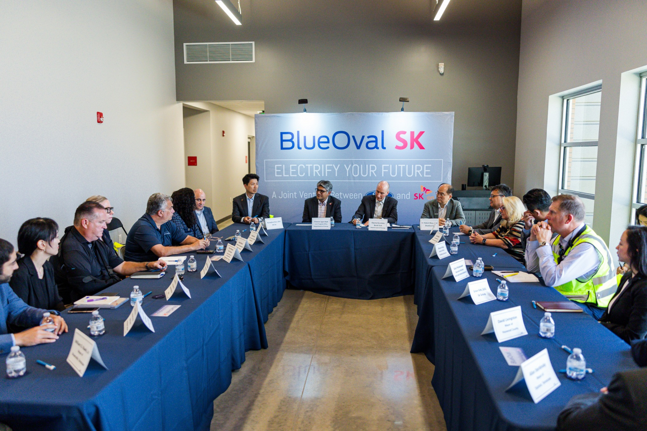 David Turk (center right), deputy secretary of the US Department of Energy, and other government and company officials hold a meeting at the construction site of BlueOval SK in Stanton, Tennessee, Thursday. (BlueOval SK)