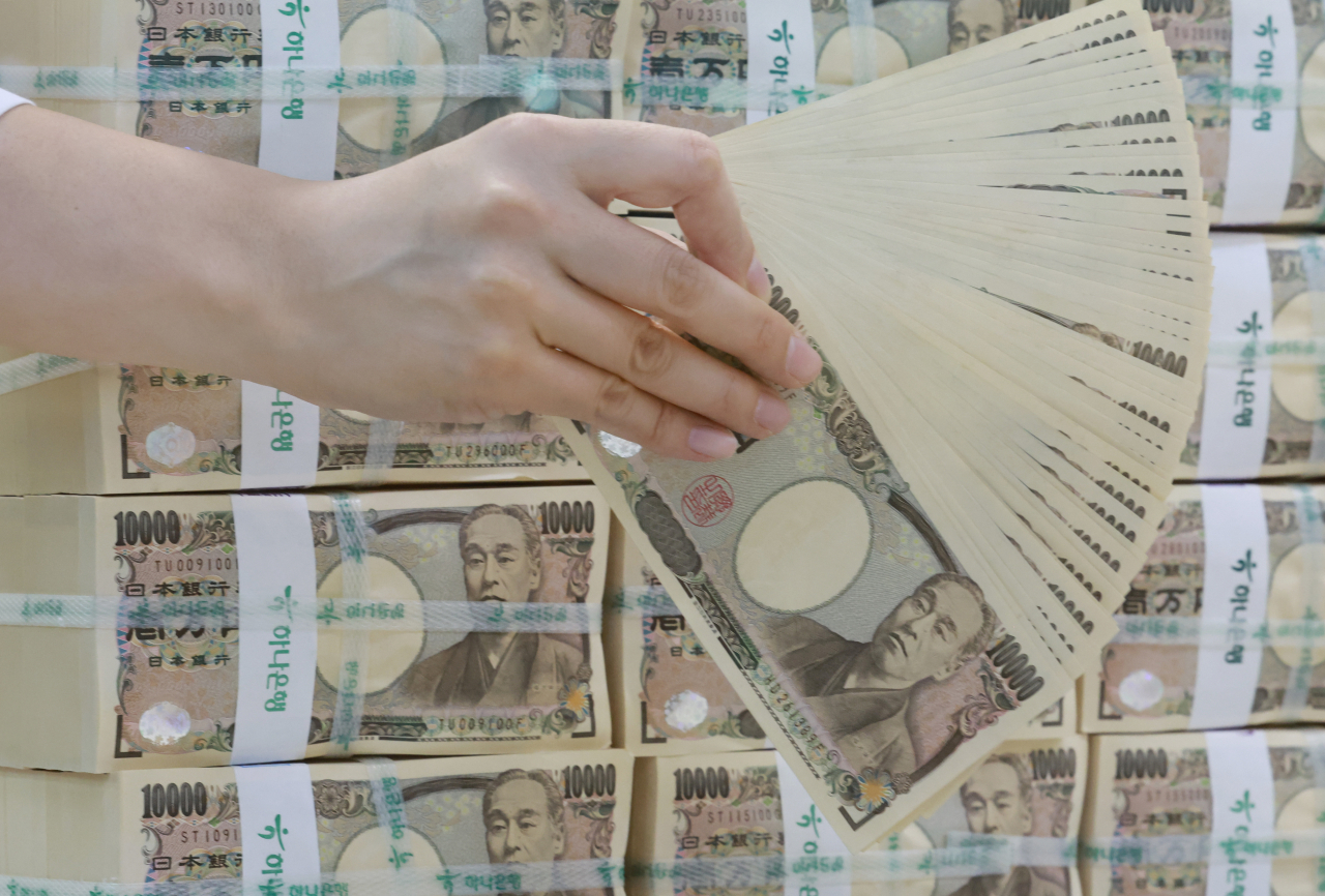 Employee at Hana Bank goes through Japanese yen on June 19 (Yonhap)