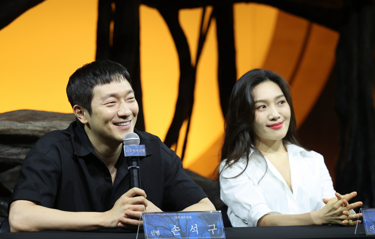 Son Suk-ku (left) and Choi Hee-seo attend a press conference held at LG Arts Center in Seoul, on June 27. (Yonhap)