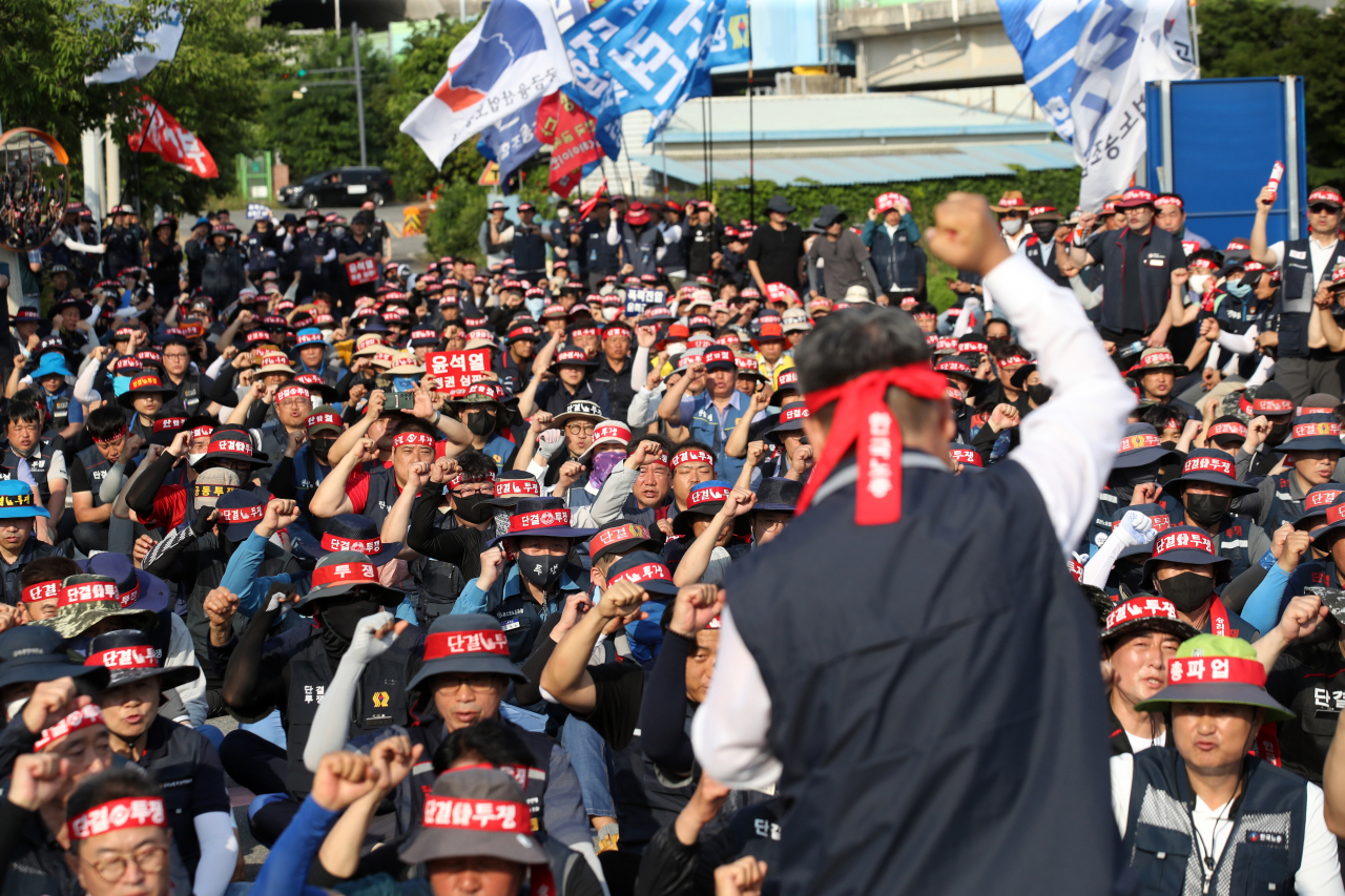 This photo shows Federation of Korean Trade Unions members protesting a violent crackdown on its union member on June 7 in front of Gwangyang Police Station in South Jeolla Province. (Yonhap)