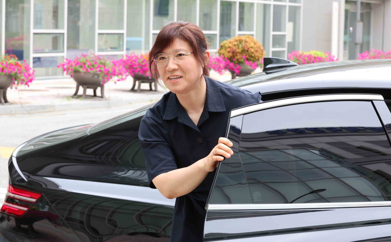 Jang Mi-ran, newly appointed second vice minister of culture, sports and tourism, arrives at her office for the first time in Sejong, 113 kilometers south of Seoul, on Tuesday. (Yonhap)