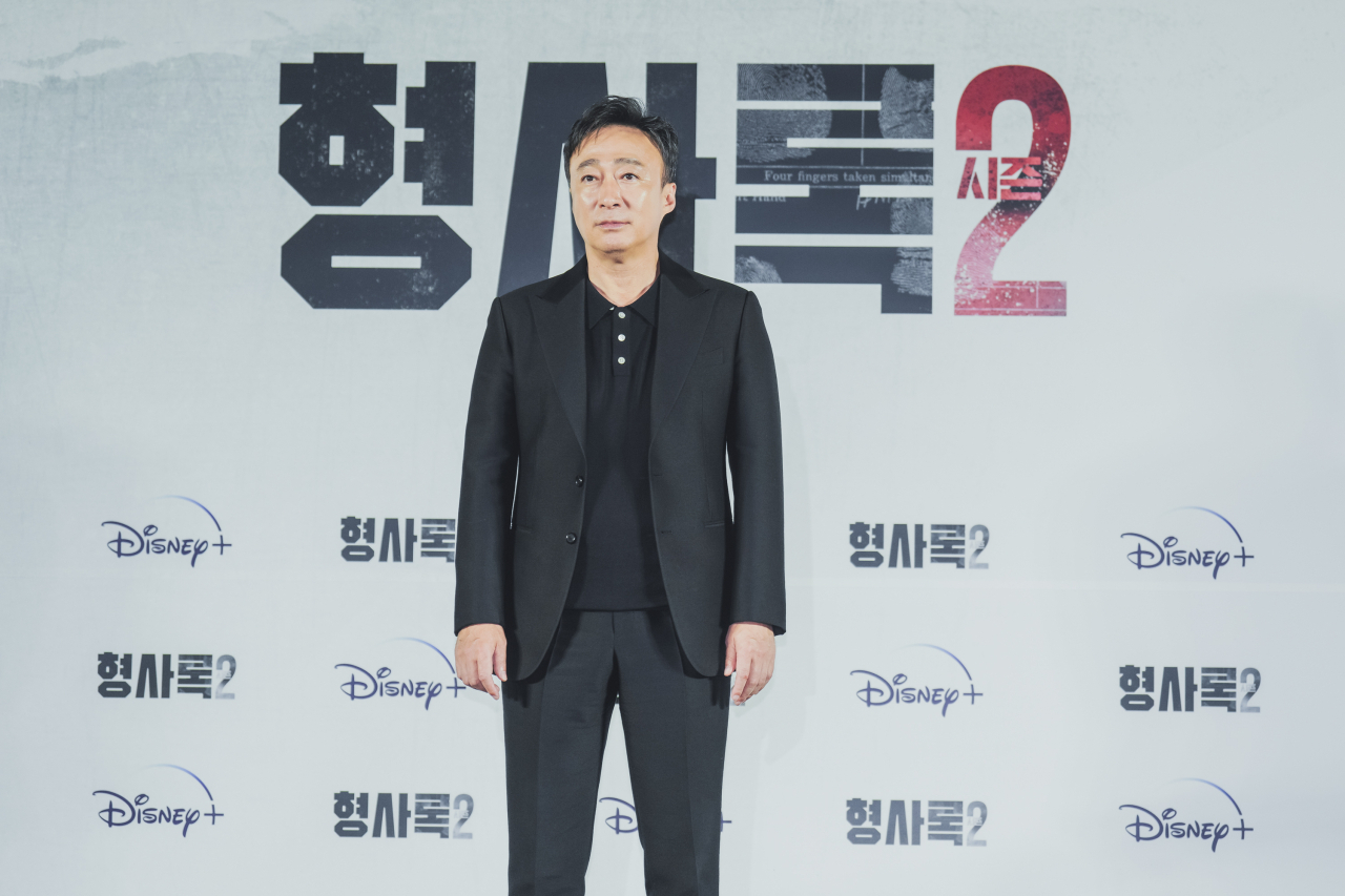 Lee Sung-min poses for photos before a press conference at CGV Yongsan in central Seoul on Monday. (Walt Disney Co. Korea)
