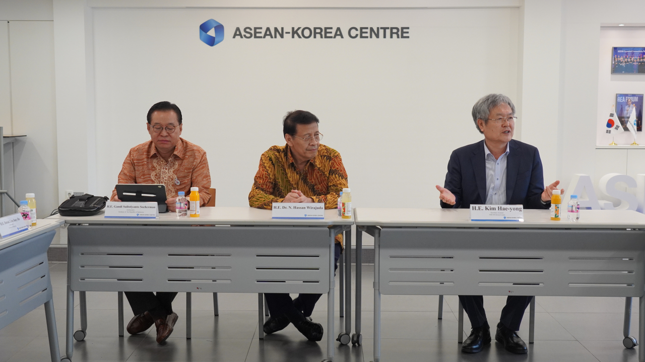 From left: Indonesian Ambassador to Korea Gandi Sulistiyanto, Indonesia's Former Foreign Minister Hassan Wirajuda, Indonesia’s and ASEAN-Korea Center Secretary-General Kim Hae-yong discuss Center’s activities to promote sustainable and equal partnerships between ASEAN and Korea. (ASEAN-Korea Center)