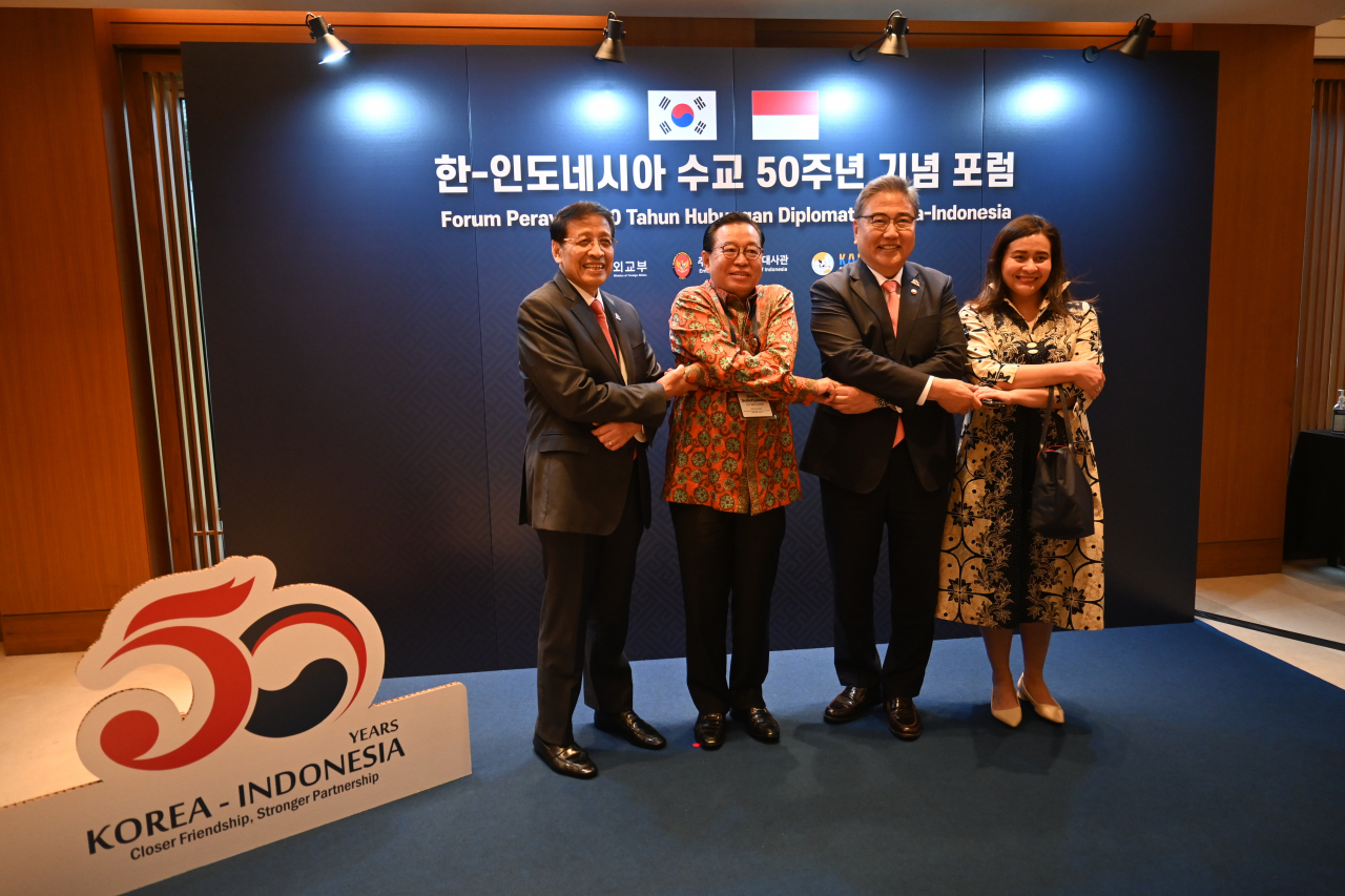 From left: Indonesia’s former foreign minister Hassan Wirajuda,Indonesian Ambassador to Korea Gandi Sulistiyanto, South Korean Foreign Minister Park Jin, and Indonesian Embassy Minister Counsellor Adhyanti Sardanarini Wirajuda pose for a group photo ahead of Indonesia-Korea Forum commemorating 5o years of diplomatic relations at Shilla Seoul on Monday. (Sanjay Kumar/The Korea Herald)