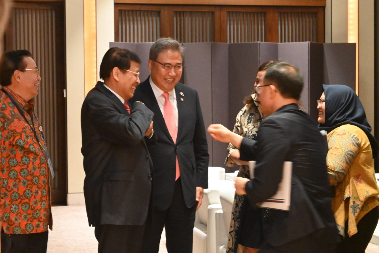 Indonesia’s former foreign minister Hassan Wirajuda, and South Korean Foreign Minister Park Jin exchange greetings with guests ahead of the Indonesia-Korea Forum commemorating 5o years of diplomatic relations at Shilla Seoul on Monday. (Sanjay Kumar/The Korea Herald)