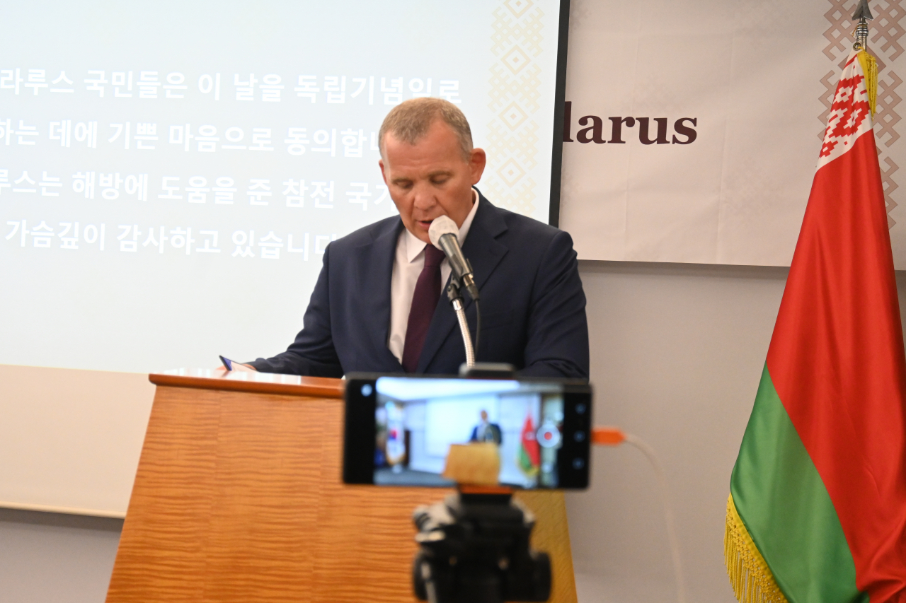 Belarusian envoy to Korea Andrew Chernetsky delivers welcome remarks during the reception of Belarus National Day at Lotte Hotel, Seoul, Wednesday. (Sanjay Kumar/The Korea Herald)