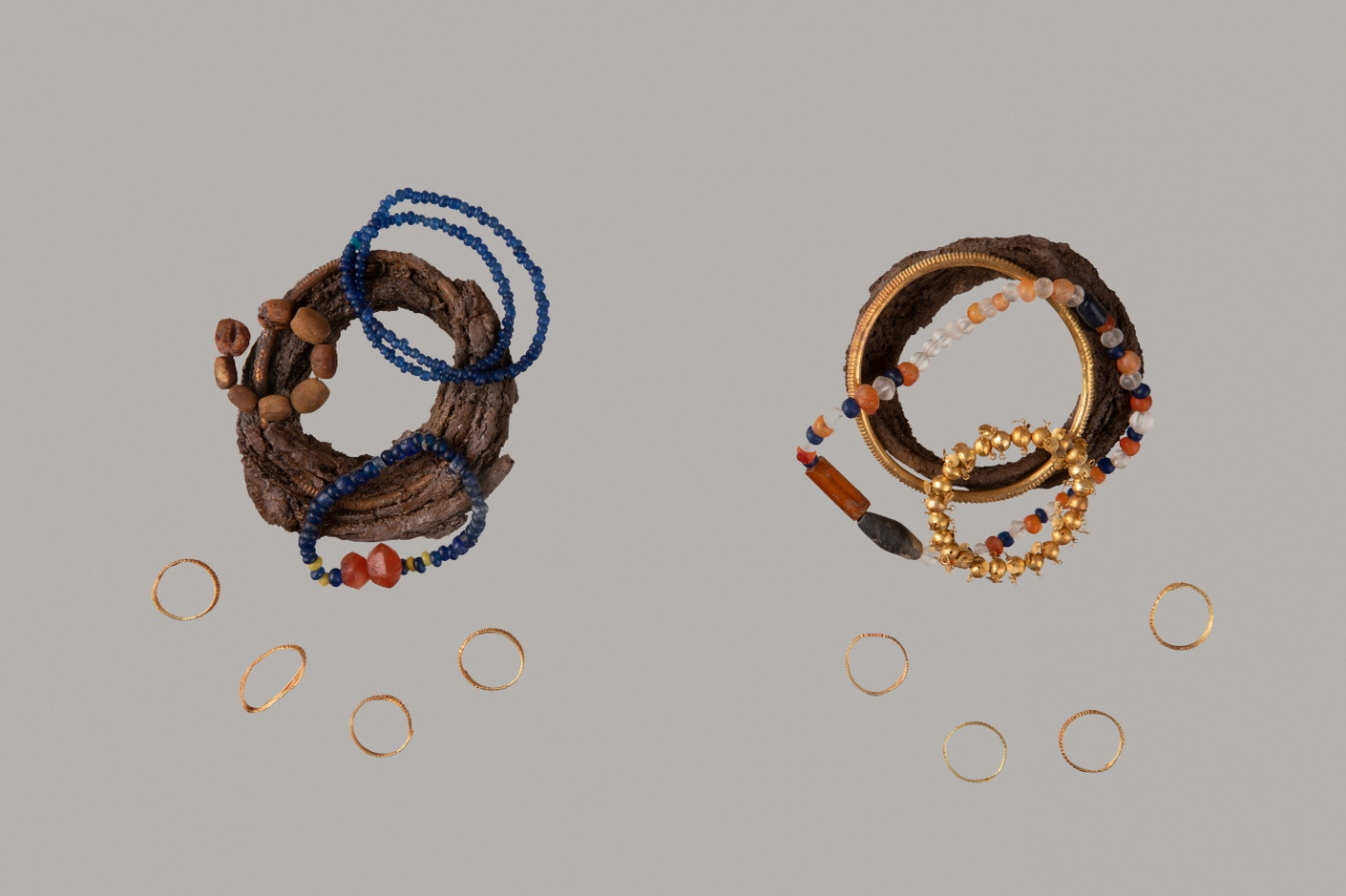 Rings and bracelets of gold, silver and glass beads found at Jjoksaem Tomb No. 44 (CHA)