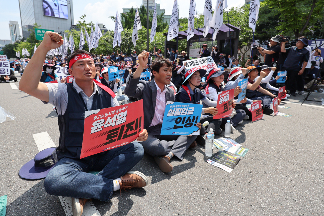 Yang Kyung-soo, chairman of the Korean Confederation of Trade Unions, leads chants during a strike on Sejong-daero, Jongno-gu, Seoul, on Sunday afternoon. (Yonhap)