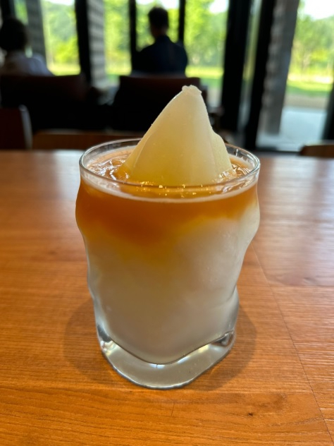 An alcohol-free blended beverage made with lemonade, Earl Grey tea and non-alcoholic cognac syrup is offered exclusively at Starbucks' Bukhansan branch. (Choi Jae-hee / The Korea Herald)