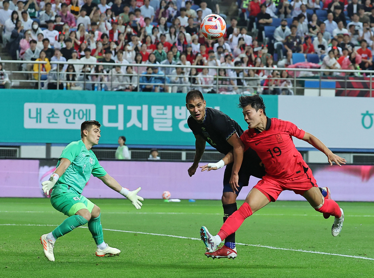 In this photo from June 20, Oh Hyeon-gyu of South Korea (Right) attempts a header against El Salvador during a men's friendly football match at Daejeon World Cup Stadium in Daejeon, 140 kilometers south of Seoul. (Yonhap)