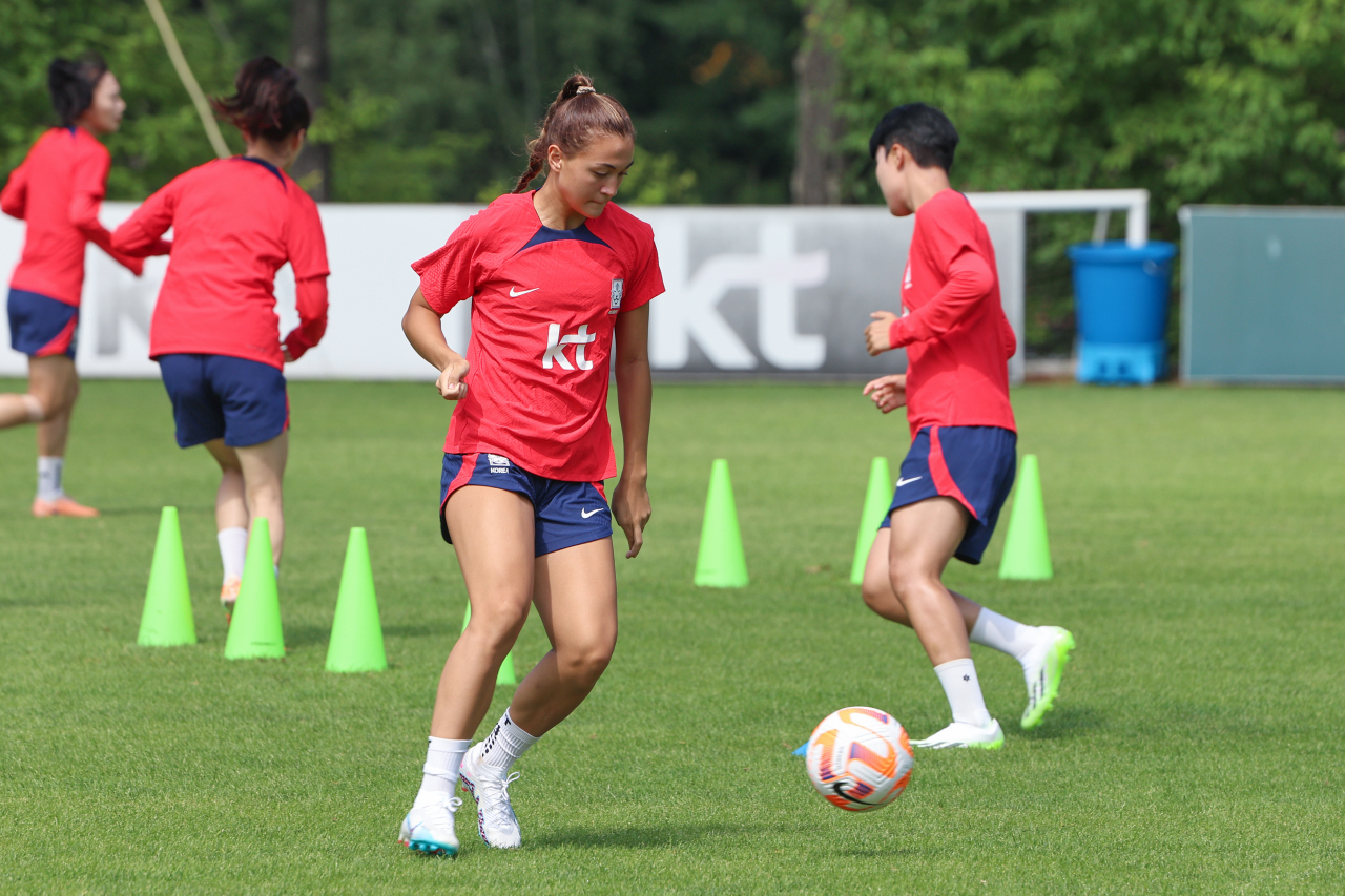 Casey Phair, a member of the South Korean women's national football team, trains for the FIFA Women's World Cup at the National Football Center in Paju, 40 kilometers northwest of Seoul, on Monday. (Yonhap)
