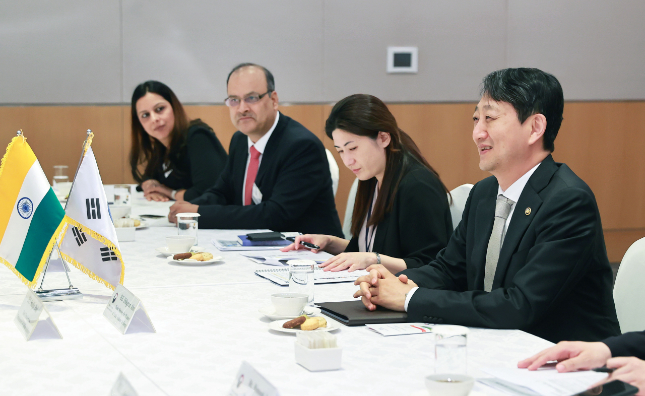 This photo shows Trade Minister Ahn Duk-geun (Right) speaking with an economic delegation from India in Seoul on Wednesday. (Yonhap)